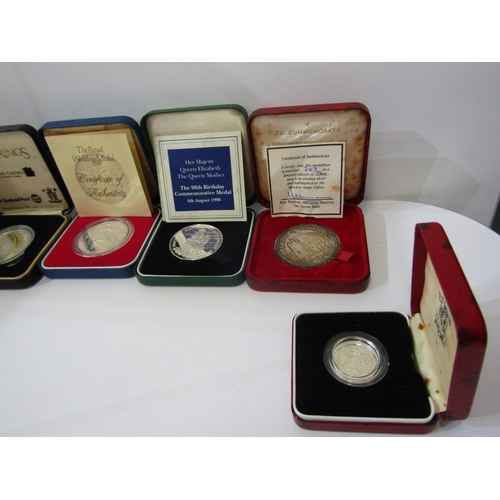 62 - Sterling silver: Spinks 1990 ‘Queen Mother 90th Birthday’ commemorative medals x 2; Royal Mint 1977/... 