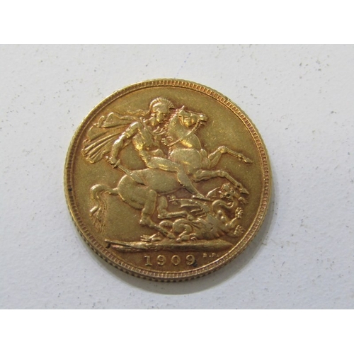 63 - Gold 1909 Edward VII sovereign, London Mint in higher grade (7.98 grams)