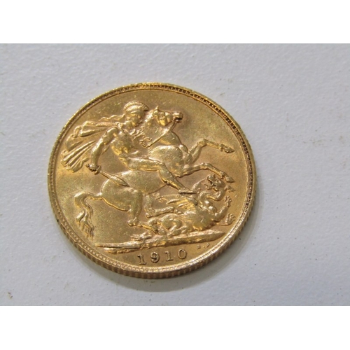 64 - Gold 1910 Edward VII sovereign, London Mint in higher grade (7.98 grams)