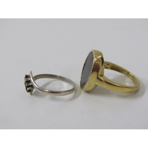 236 - SILVER AND SILVER GILT RINGS, 5 assorted silver and silver gilt rings, either stone set or set with ... 