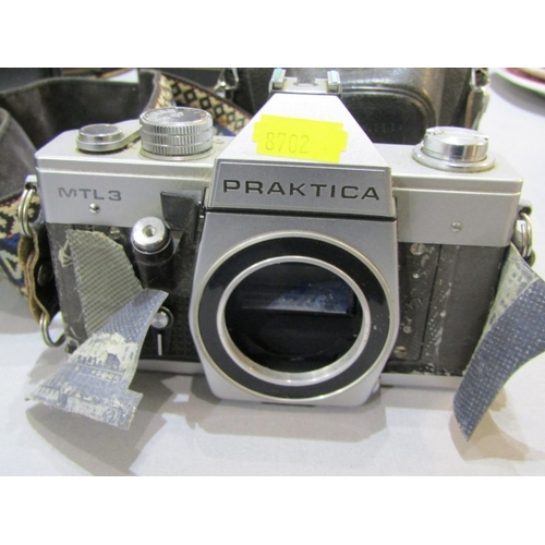 417 - VINTAGE CAMERAS, a Pentax camera together with a Praktica camera