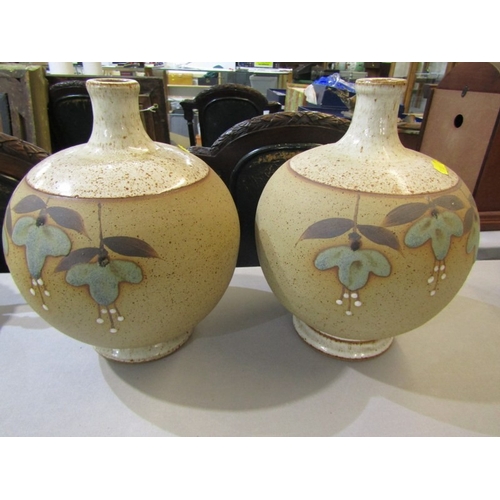 421 - STUDIO POTTERY, an Isle of Arran pottery plate depicting sheep together with other various studio ju... 