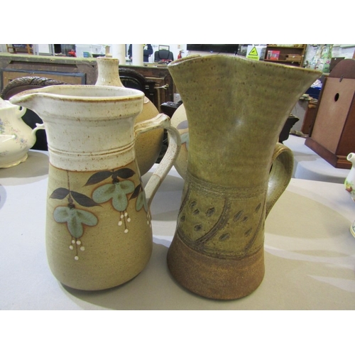 421 - STUDIO POTTERY, an Isle of Arran pottery plate depicting sheep together with other various studio ju... 