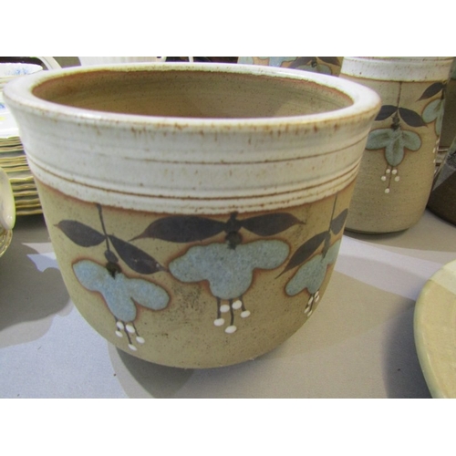 421 - STUDIO POTTERY, an Isle of Arran pottery plate depicting sheep together with other various studio ju... 