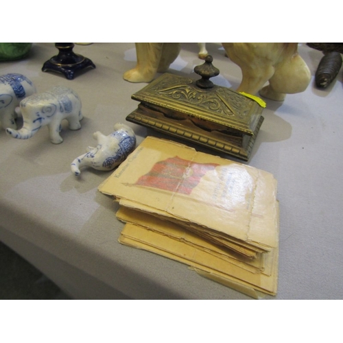 424 - BESWICK HORSE, a model of a Beswick Horse (damaged ear) together with 4 various pottery dog ornament... 