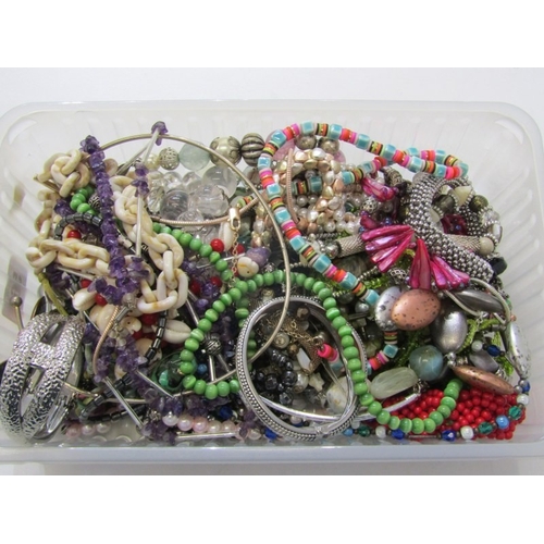 564 - COSTUME JEWELLERY, tub of various costume jewellery including chains, necklace, bracelets, etc
