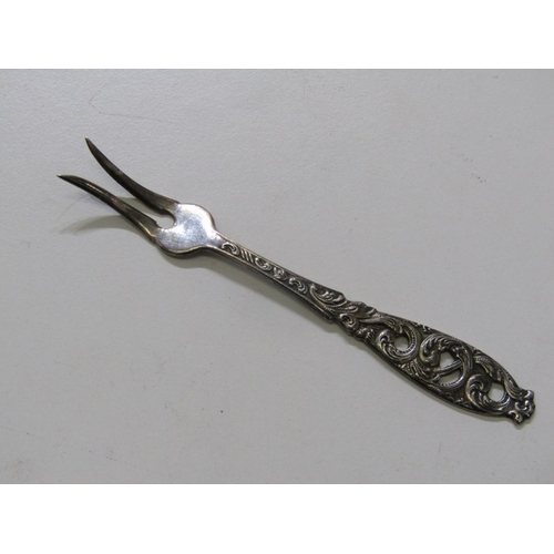 569 - SILVER CUTLERY, assortment of silver spoons and tongs, weighable 96 grams, together with a silver an... 