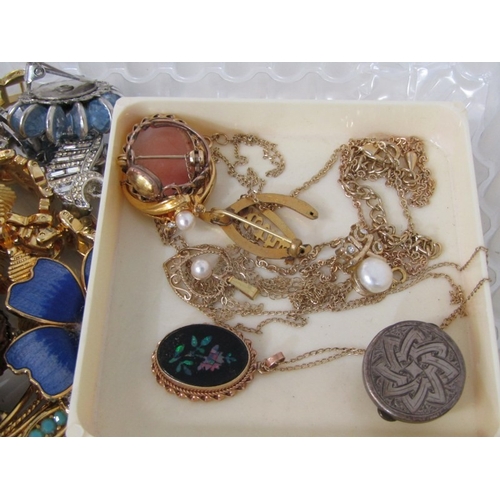 578 - COSTUME JEWELLERY, various costume jewellery; necklaces, brooches, rings, etc, together with a silve... 