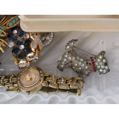 578 - COSTUME JEWELLERY, various costume jewellery; necklaces, brooches, rings, etc, together with a silve... 