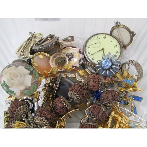 578 - COSTUME JEWELLERY, various costume jewellery; necklaces, brooches, rings, etc, together with a silve... 