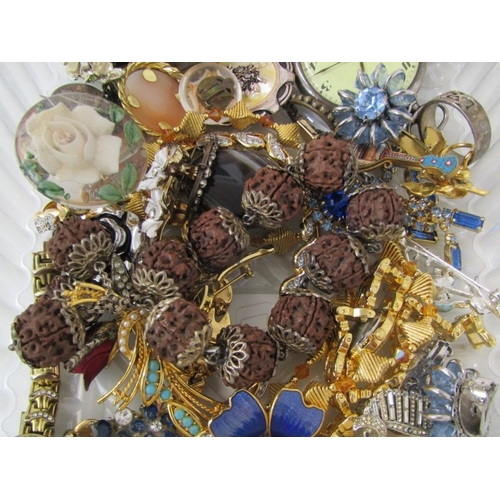 578 - COSTUME JEWELLERY, various costume jewellery; necklaces, brooches, rings, etc, together with a silve... 