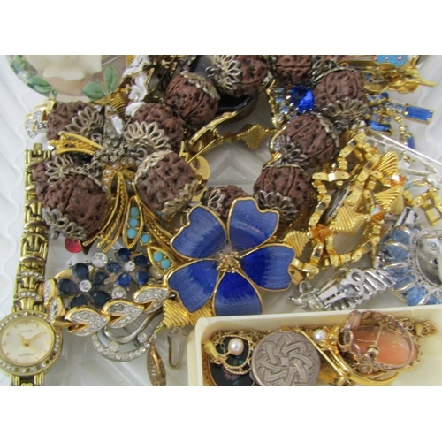 578 - COSTUME JEWELLERY, various costume jewellery; necklaces, brooches, rings, etc, together with a silve... 