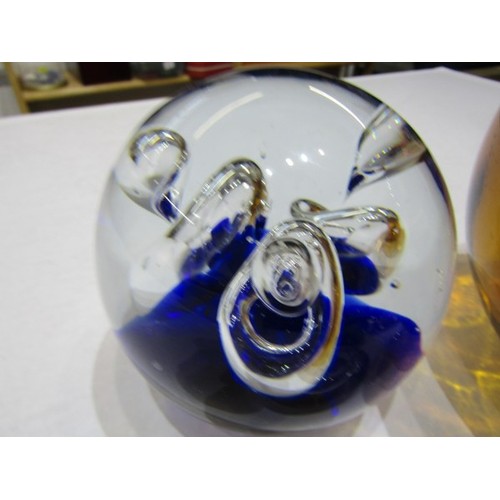 425 - GLASS PAPERWEIGHTS, apple design bubble paperweight, other bubble paperweights, 2 Caithness glass pa... 