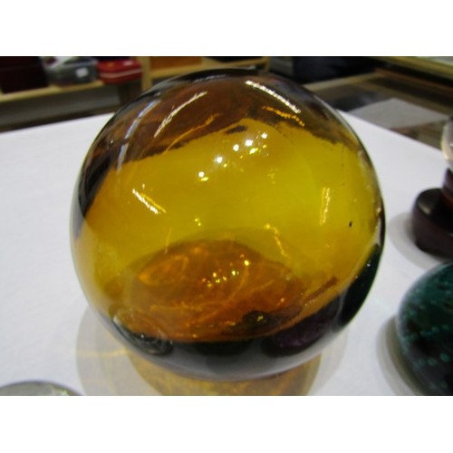 425 - GLASS PAPERWEIGHTS, apple design bubble paperweight, other bubble paperweights, 2 Caithness glass pa... 