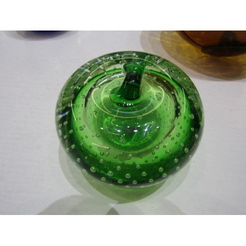 425 - GLASS PAPERWEIGHTS, apple design bubble paperweight, other bubble paperweights, 2 Caithness glass pa... 