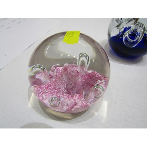 425 - GLASS PAPERWEIGHTS, apple design bubble paperweight, other bubble paperweights, 2 Caithness glass pa... 