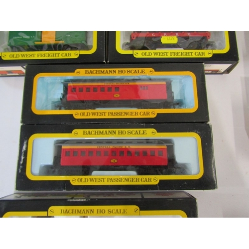 233 - BACHMANN HO SERIES, American 4-4-0 locomotive Central Pacific no 0670, Old time combine Central Paci... 