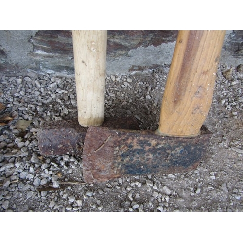 679 - TOOLS, sledge hammer and axe