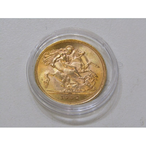 105 - GOLD SOVEREIGN, George V 1932 gold sovereign, higher grade