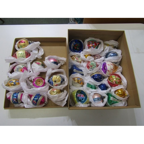 72 - VINTAGE CHRISTMAS DECORATIONS, a box containing a quantity of vintage Christmas tree baubles