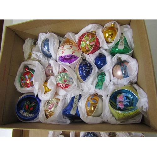 72 - VINTAGE CHRISTMAS DECORATIONS, a box containing a quantity of vintage Christmas tree baubles