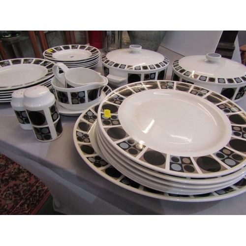 55 - MIDWINTER 'FOCUS' DINNER WARE, a quantity of Midwinter Focus dinnerware comprising tureens, dinner, ... 