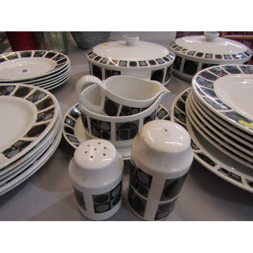 55 - MIDWINTER 'FOCUS' DINNER WARE, a quantity of Midwinter Focus dinnerware comprising tureens, dinner, ... 