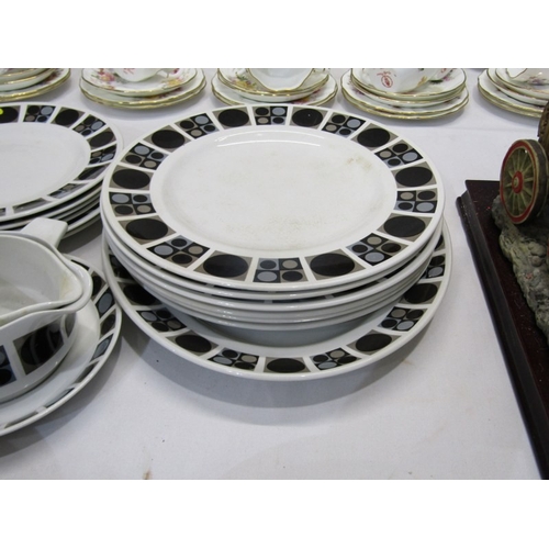 55 - MIDWINTER 'FOCUS' DINNER WARE, a quantity of Midwinter Focus dinnerware comprising tureens, dinner, ... 