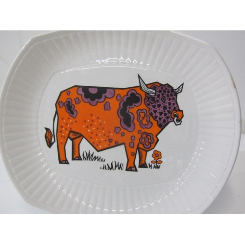 31 - RETRO BEEF EATER STEAK PLATES, 5 Beefeater English Ironstone steak plates, each  with colourful desi... 
