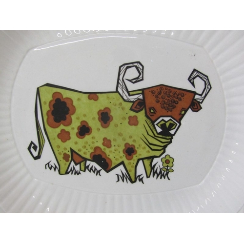 31 - RETRO BEEF EATER STEAK PLATES, 5 Beefeater English Ironstone steak plates, each  with colourful desi... 