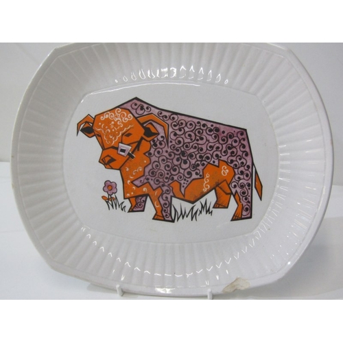 31 - RETRO BEEF EATER STEAK PLATES, 5 Beefeater English Ironstone steak plates, each  with colourful desi... 
