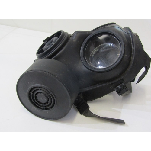 40 - GULF WAR RESPIRATOR, a vintage Avon S10 CBRN Respirator. These served as the mainstay gas mask for t... 