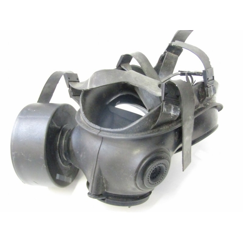 40 - GULF WAR RESPIRATOR, a vintage Avon S10 CBRN Respirator. These served as the mainstay gas mask for t... 