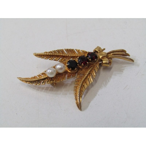14 - GARNET & PEARL BAR BROOCH, 9ct yellow gold leaf design bar brooch, set 3 garnets and 2 pearls, 4.3 g... 