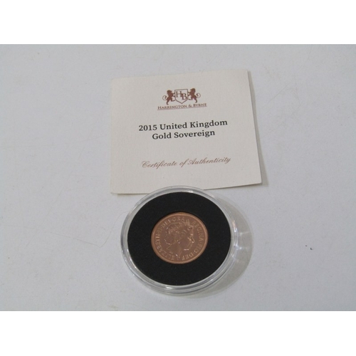 18 - GOLD SOVEREIGN 2001: Elizabeth II uncirculated gold sovereign, capsuled in a Harrington & Byrne enve... 