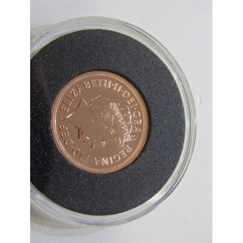 18 - GOLD SOVEREIGN 2001: Elizabeth II uncirculated gold sovereign, capsuled in a Harrington & Byrne enve... 