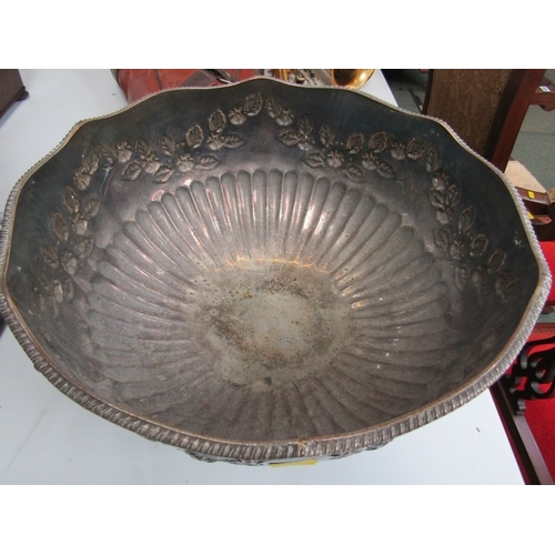 511 - ANTIQUE METALWARE, a 19th century copper kettle of typical form, 28cm height, together with a vintag... 