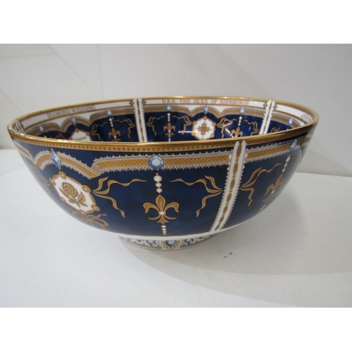 23 - COMMEMORATIVE WARE, a Royal Worcester porcelain bowl made to commemorate 60 years of marriage of Que... 