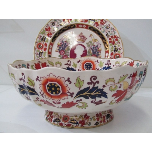 23 - COMMEMORATIVE WARE, a Royal Worcester porcelain bowl made to commemorate 60 years of marriage of Que... 