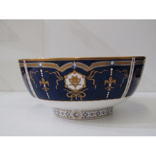 23 - COMMEMORATIVE WARE, a Royal Worcester porcelain bowl made to commemorate 60 years of marriage of Que... 