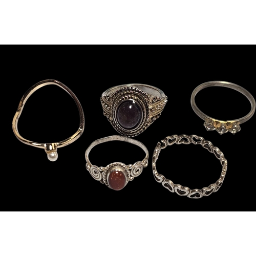 A Collection of 15 Rings (including silver examples) A mixed selection ...