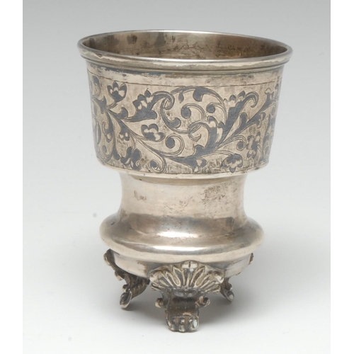 1015 - A 19th century Russian silver and niello cup, decorated with a broad band of scrolling leaves, acant... 