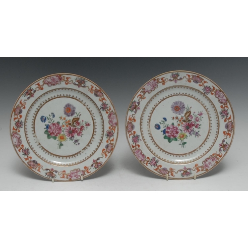 368 - A pair of 18th century Chinese Export Famille Rose circular plates, painted in onglaze polychrome en... 