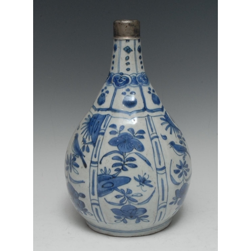 426 - A 16th/17th century Chinese Kraak porcelain ovoid bottle vase, painted in underglaze with birds, ins... 