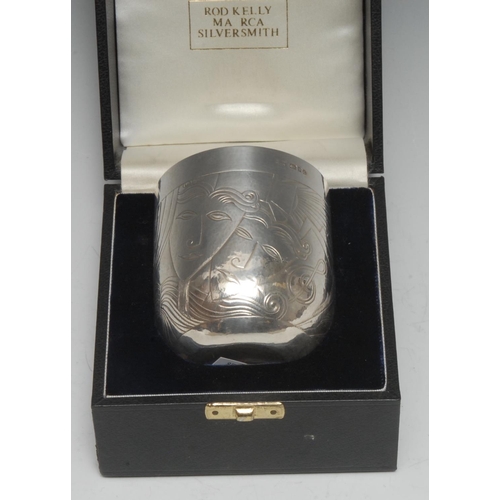 900 - Rod Kelly (Bn.1956) - a modern silver beaker, commissioned for the Barclays Theatre Awards, chased w... 