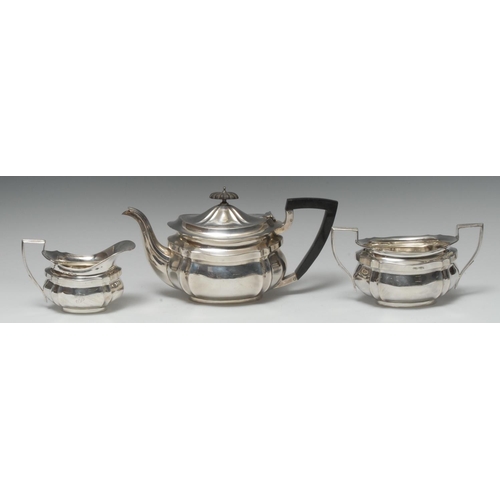 919 - A George V silver three piece shaped oval tea service, comprising teapot, milk jug and sugar basin, ... 