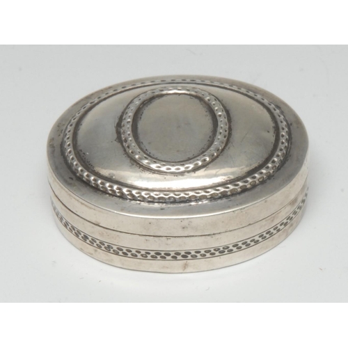 990 - A Continental silver oval snuff box, push-fitting cover embossed with oval reserves, 5cm wide, 19th ... 