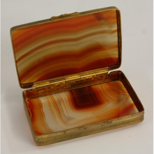 3040 - A 19th century gilt metal mounted agate rounded rectangular snuff box, 8cm wide