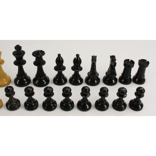 3096 - A boxwood and ebonised Staunton pattern chess set, the Kings 9cm high