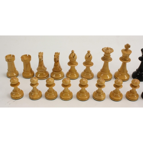 3096 - A boxwood and ebonised Staunton pattern chess set, the Kings 9cm high